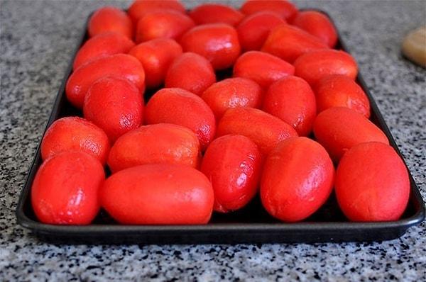 17. Belki bir meyve değil ama bu domatesler de canımızı sıktı.