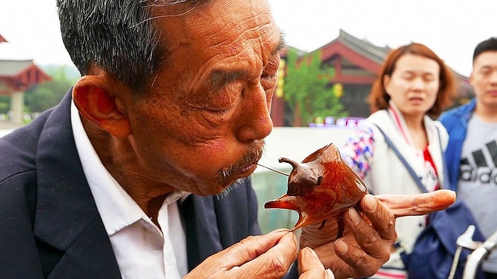 Çin Sokaklarından Hayran Kalacağınız 'Şeker Üfleme Sanatı'yla Yapılan Objeler