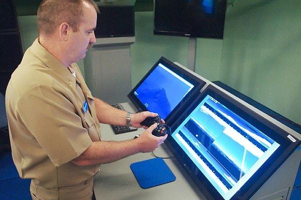 1. ABD ordusu denizaltılarındaki pahalı ve mekanik periskop kolunu bir Xbox kontrolörüyle değiştirdi. Maliyetler aşırı azaldığı gibi eğitim süreleri de kısaldı.