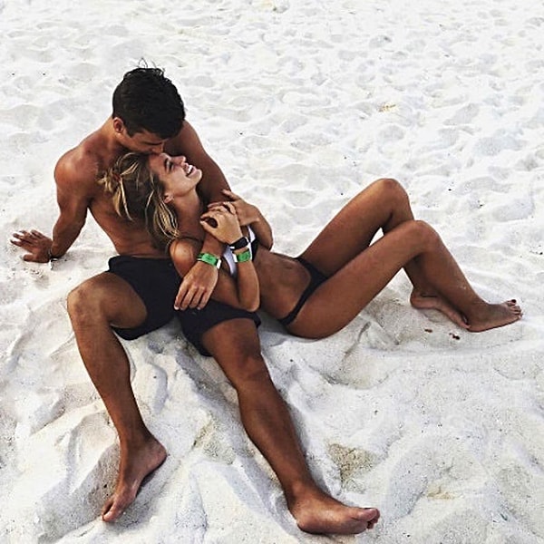 4. Он прикасается к вашему предплечью