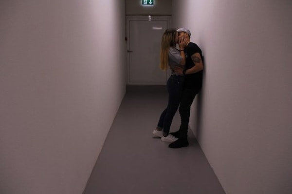 12. Он переминается с ноги на ногу