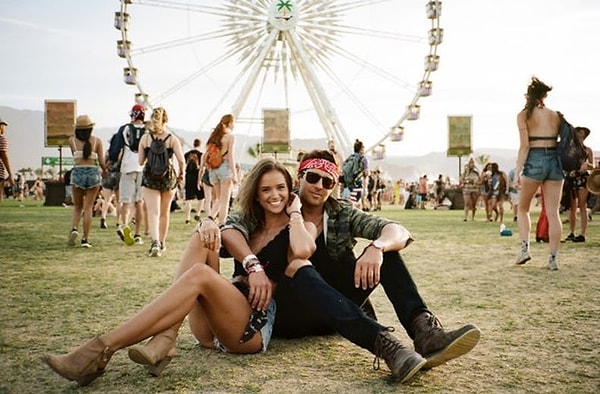 15. Он дотрагивается до вашего колена