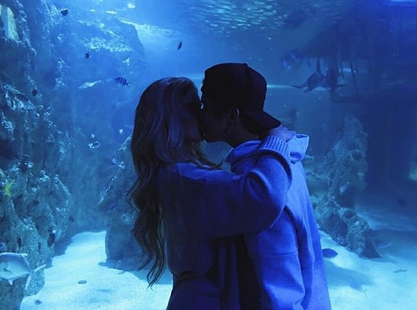 18. Он облизывает губы