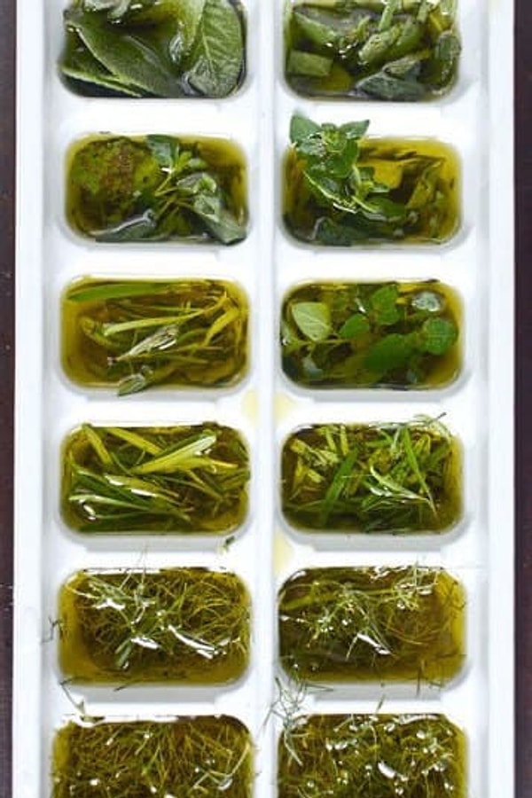 1. Пряные травы лучше и дольше хранятся, если заморозить их с оливковым маслом в формочках для льда 👍