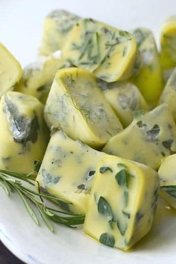 1. Пряные травы лучше и дольше хранятся, если заморозить их с оливковым маслом в формочках для льда 👍