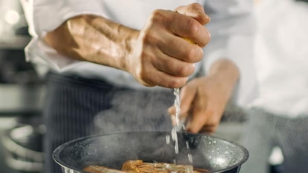 8. Вы сможете вывести свои блюда на новый уровень, если будете сбрызгивать их лимонным соком перед самой подачей 🍋