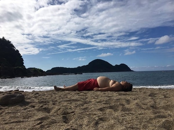 1. И как так можно было лечь? Или же во всём виновата матушка-природа? 🤔