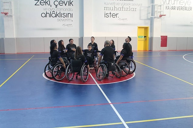 Dansçılardan 33 yaşındaki Burhan Elli spina bifida, yanı açık omurga hastası. Bu hastalık onu tekerlekli sandalyeye mahkum etti ama basketbol oynamasına, dans etmesine engel olamadı.