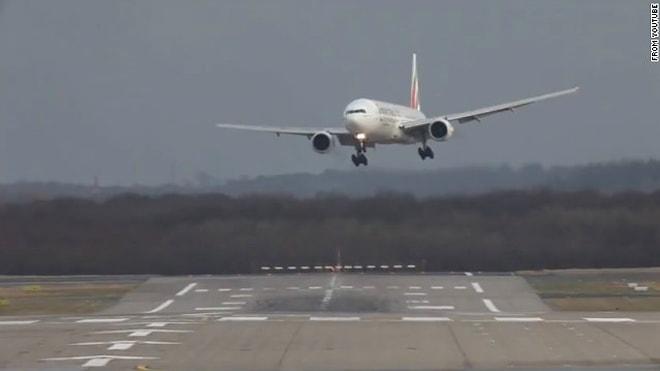 Şiddetli Rüzgar Nedeniyle Düsseldorf Havalimanı'na İniş Yapmakta Zorlanan Uçakların Korkutan Görüntüleri