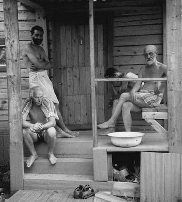 4. Зигмунд Фрейд и Карл Юнг отдыхают с друзьями после бани, 1907 год
