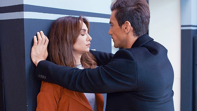 1. Hikayesine gelince... Siyah deyince Ferhat, Beyaz deyince ise Aslı aklınıza gelsin. Biri karanlık ve tehlikeli bir tetikçi; diğeri ise içi iyilikle dolu bir kadın.
