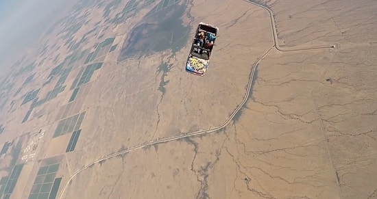 Arabayla Uçaktan Atlayarak Skydiving Yapan Adrenalin Bağımlısı İnsanlar