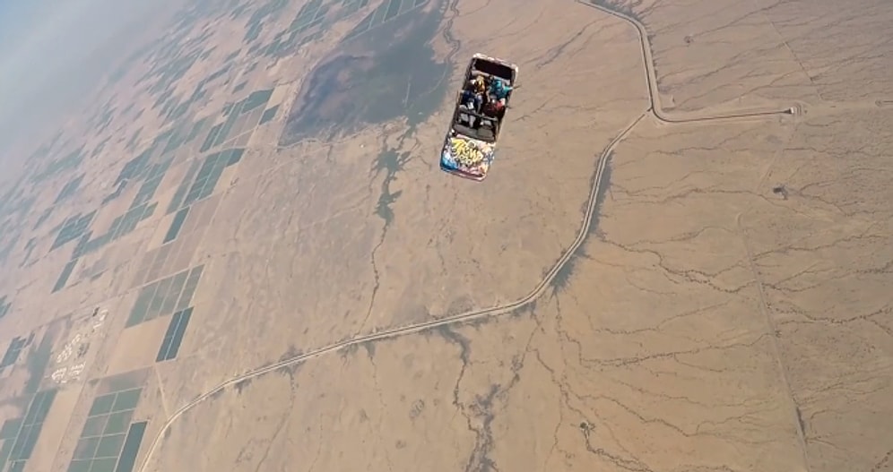 Arabayla Uçaktan Atlayarak Skydiving Yapan Adrenalin Bağımlısı İnsanlar