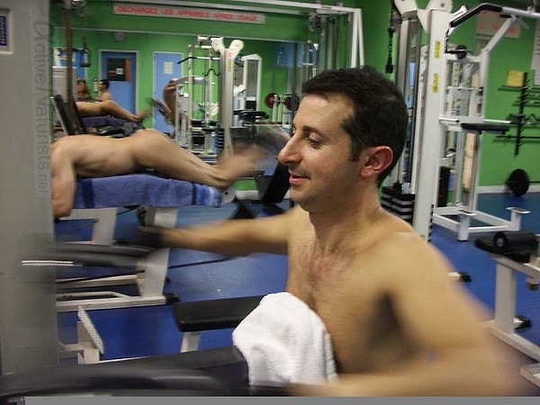 Только не спешите ругаться и называть французов "извращенцами". Точно такой же фитнес-клуб открылся в Испании еще в 2011 году. И несколько месяцев назад аналогичный комплекс появился в Англии.