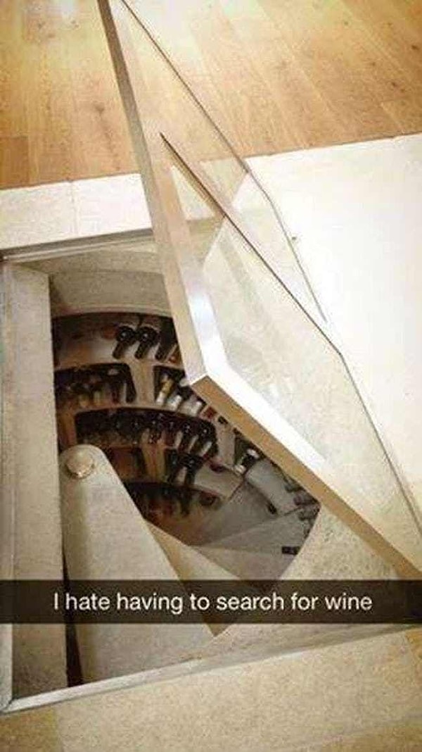 2. Когда не можешь найти любимое вино в своих огромных погребах