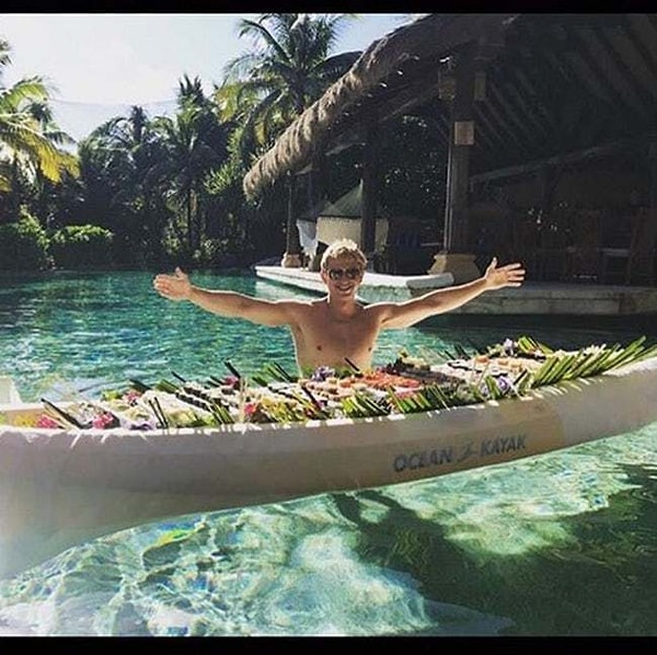 10. Приходится плыть, чтобы поесть суши