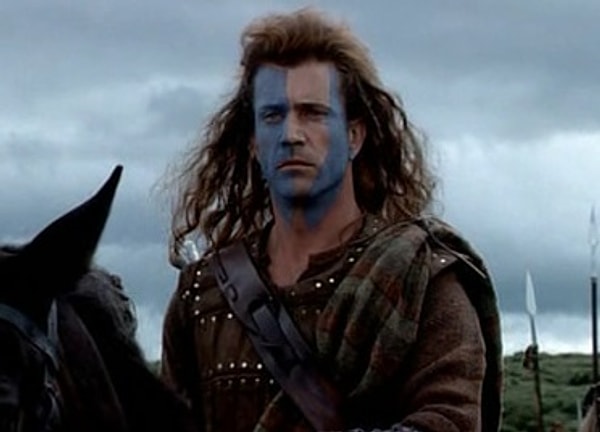 8. В "Храброе сердце" на поле боя вообще можно разглядеть автомобиль. А шотландцы 13-го века, оказывается, были ребята не промах и умудрялись путешествовать во времени ;)