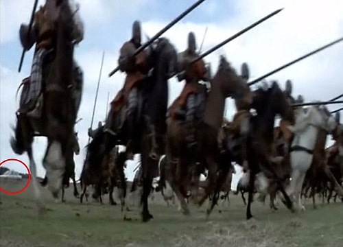 В "Храброе сердце" на поле боя вообще можно разглядеть автомобиль. А шотландцы 13-го века, оказывается, были ребята не промах и умудрялись путешествовать во времени ;)