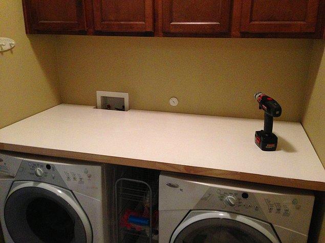 4. Çamaşır makinenizin üzerine plaka yerleştirin. Bu sayede depolamak için fazladan bir alana sahip olacaksınız.