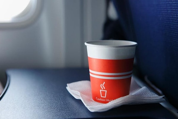 Не стоит пить чай при посадке в самолет.