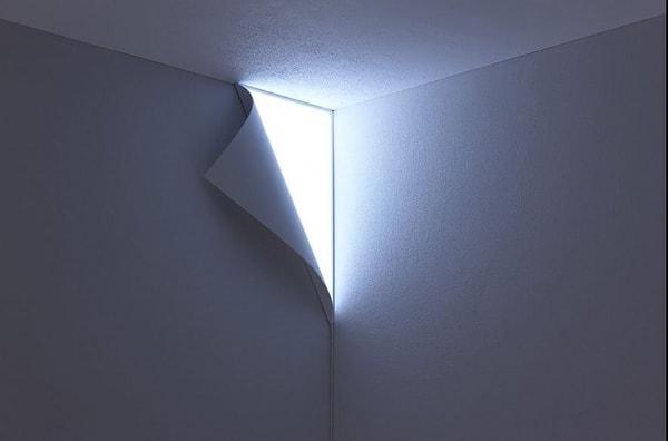 6. Duvar kağıdının altından çıkıyor gibi duran modern lamba