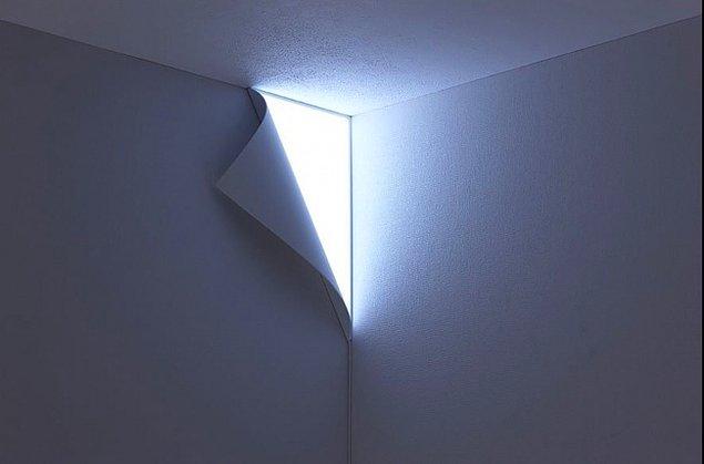 6. Duvar kağıdının altından çıkıyor gibi duran modern lamba