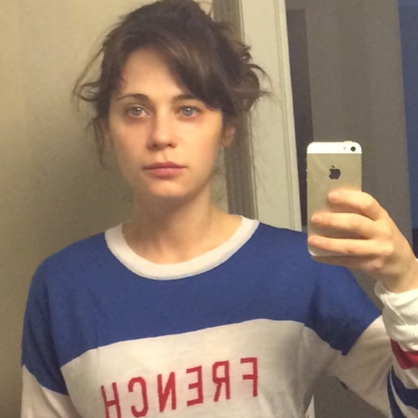 8. Не каждая отважится выложить фото сразу после пробуждения, как это сделала Зои Дешанель