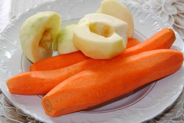 2. На столе лежало 3 морковки и 4 яблока. Девочка пришла и забрала одну морковку. Сколько фруктов осталось лежать на столе?