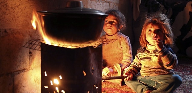 Gıda ile giyim, konut, ulaşım, eğitim, sağlık ve benzeri ihtiyaçlar için yapılması zorunlu diğer harcamaların toplam tutarına denk gelen yoksulluk sınırı ise 5.262 lira oldu.