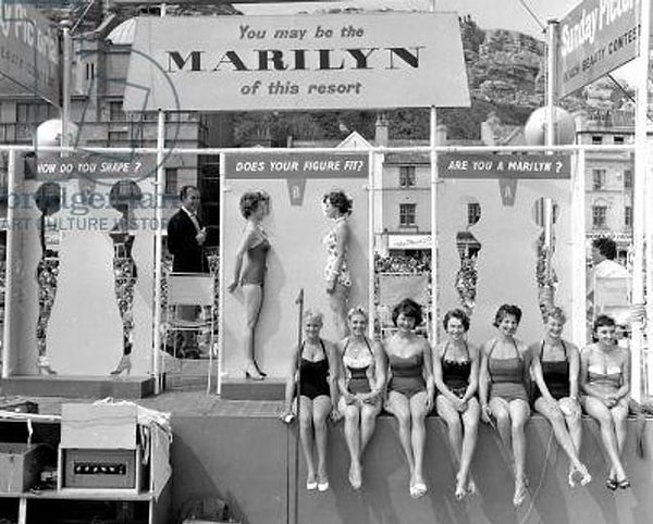 13. Участниц проверяют на соответствие на конкурсе двойников Мэрилин Монро 1958 г.