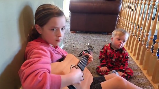 Müziğin Gücüyle Yeni Kelimeler Öğrenen Down Sendromlu Ufaklık