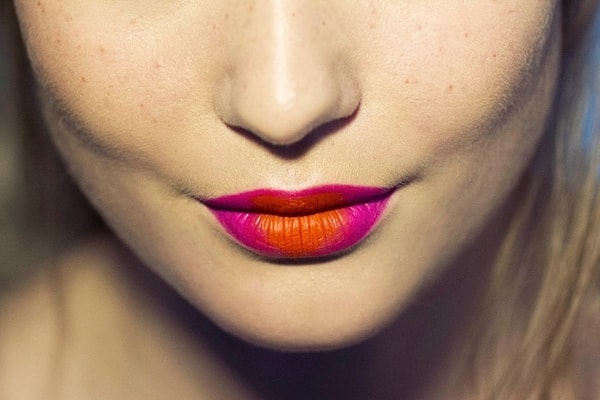 3. Близнецы: неоновая помада двух разных цветов