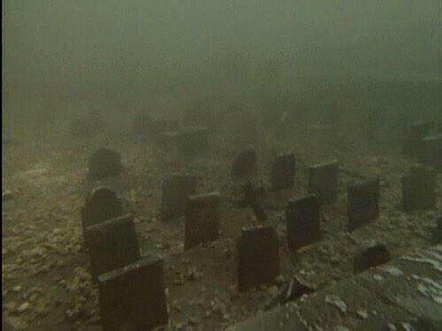 16. Galler'de sular altında kalmış bir mezarlık