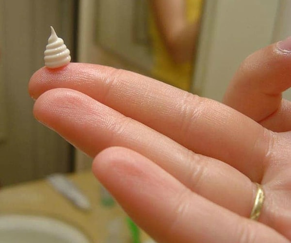 1. Она просто выдавила небольшое количество увлажняющего крема на пальчик, и вот что получилось!