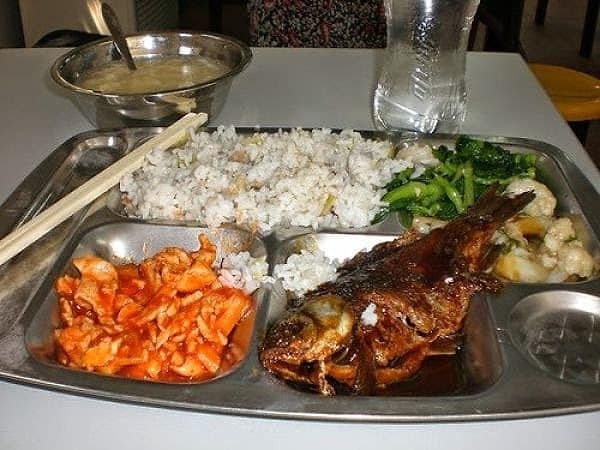 12. Китай: рыба, пожаренная в яйцах и томатном соусе, рис, шпинат, цветная капуста и суп.