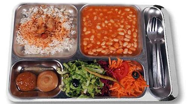 16. Турция: рис с курицей и фасолью, овощи, десерт.