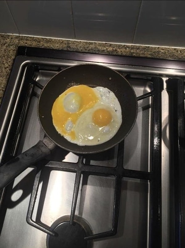 1. Эта яичница "Инь-Ян" выглядит просто божественно, ну согласитесь! 🍳