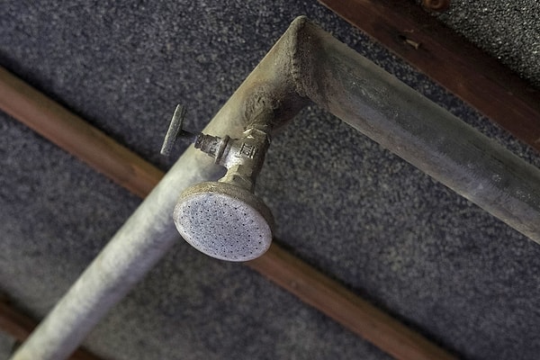 16. А через этот "душ" выпускали газ в лагере Майданек в Люблине, Польша