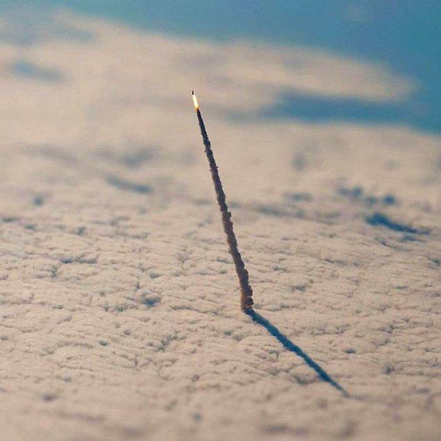 1. Bu fotoğraf, NASA tarafından çekildi, atmosferi terk eden bir uzay mekiğinin fotoğrafı.
