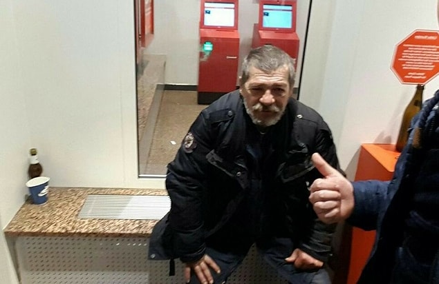 Norman alkol ve sokaklar aralarına girmeden evvel babası olan bir adamla konuşmaya hazırlanırken, telefon görüşmelerinin hiç tahmin ettiği gibi olmadığını belirtiyor.