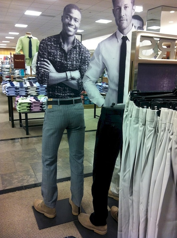 10. Вызовите экзорцизста для этих манекенов! За что они так с ними?