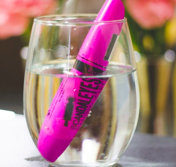 2. Чтобы тушь была более жидкой и податливой в работе, поместите флакончик в стакан с водой, пока делаете остальной макияж