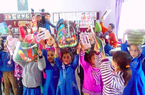 4. Mutluluğun fotoğrafını çektiler: Yardımseverler ile okullar arasında köprü kuran gönüllü grubu ‘Çarşı Kadın’ Diyarbakır'daki bir okula yeni yıl hediyeleri yolladı.