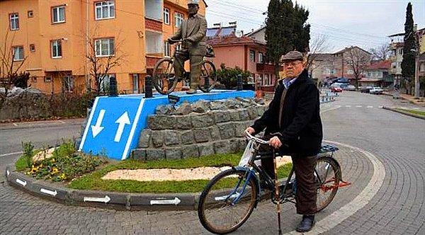 11. Zonguldak Çaycuma'da, bisiklet kullanımını yaygınlaştırmak ve bisiklet konusunda farkındalık oluşturmak için, 52 yıldır ulaşımını bisikletle sağlayan İsmail Zengin'in heykeli bir kavşağa dikildi. 👏