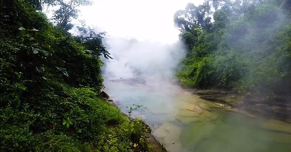 Kaynayan Nehir'de şaman inancına sahip iki Amazon topluluğu da yaşıyor.