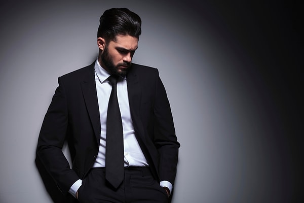 5. Постоянно смотрит на свои ноги