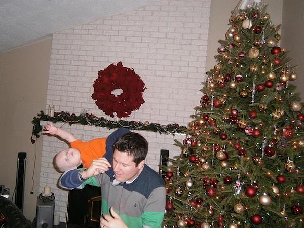 15. Еще один не уследивший за ребенком папа. Но тут падать уже высоковато будет