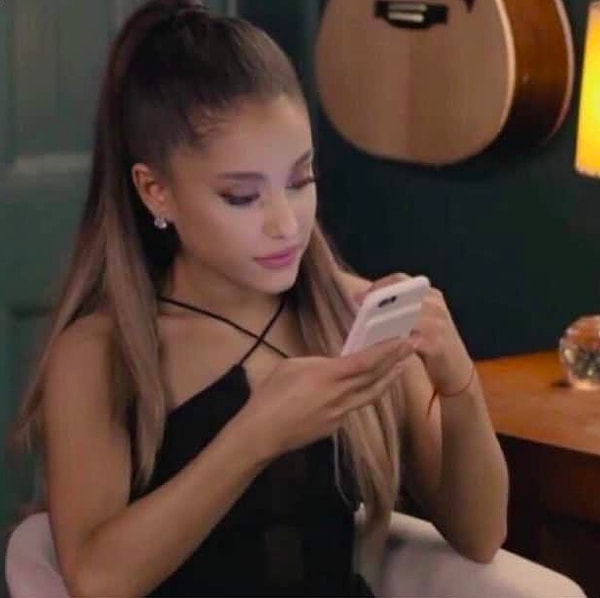 6. Когда смотришь в телефон, не понимая, почему у тебя нет сообщений и лайков, но потом вспоминаешь, что у тебя всего 2 друга и 5 подписчиков 😂