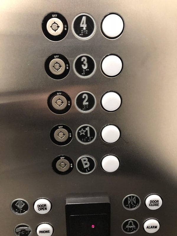 2. И кто же такой "умный" занимался установкой кнопок в этом лифте?