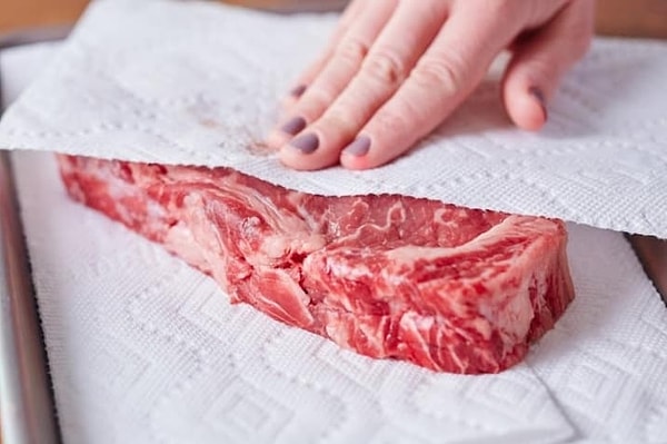 7. Мясо перед жаркой следует насухо промокнуть бумажными полотенцами